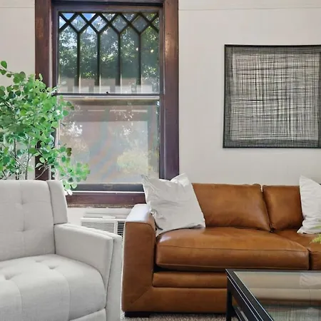 Cozy Mid-Century Modern Vibes In Central Location